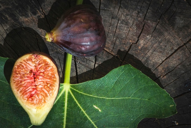 Foto vista de alto ângulo de frutas em folhas