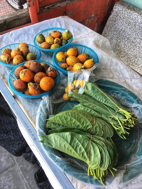 Foto vista de alto ângulo de frutas em recipiente