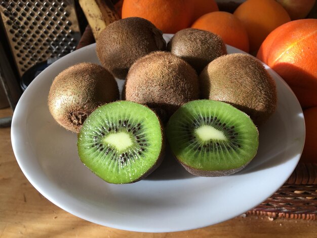 Foto vista de alto ângulo de frutas em uma tigela na mesa