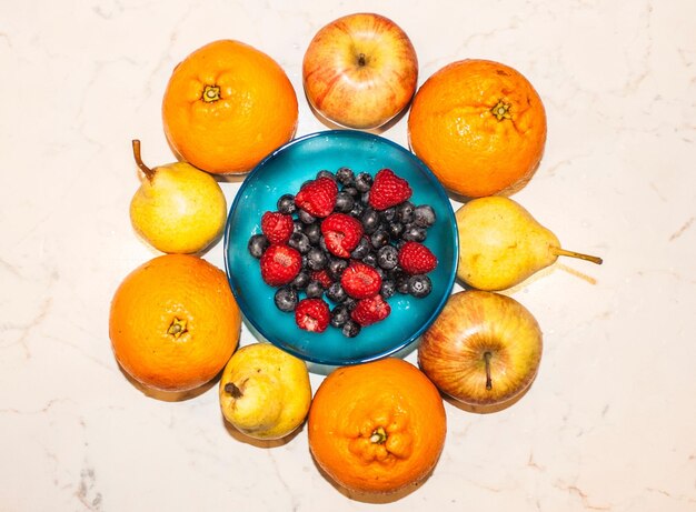Foto vista de alto ângulo de frutas laranjas na mesa