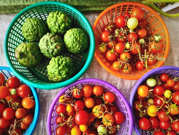 Foto vista de alto ângulo de frutas na cesta sobre a mesa
