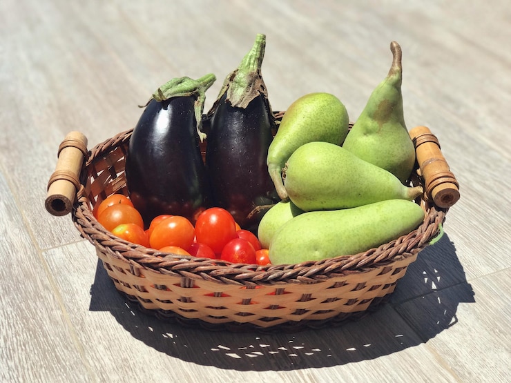 Foto vista de alto ângulo de frutas na cesta sobre a mesa