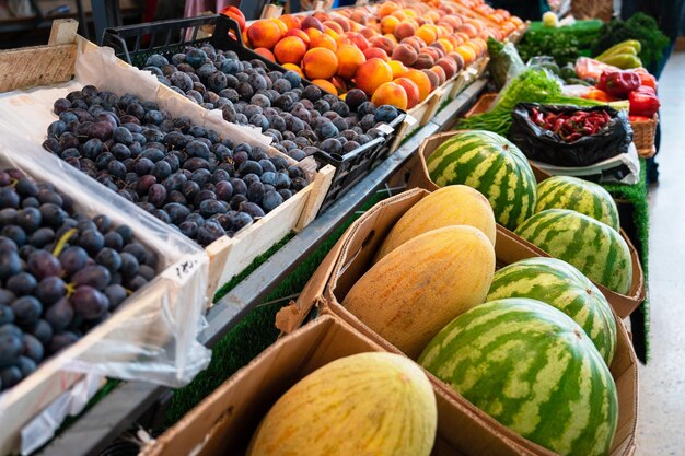 Foto vista de alto ângulo de frutas para venda na barraca do mercado