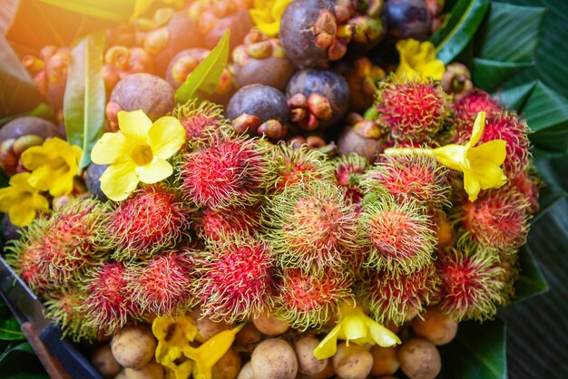 Foto vista de alto ângulo de frutas para venda no mercado