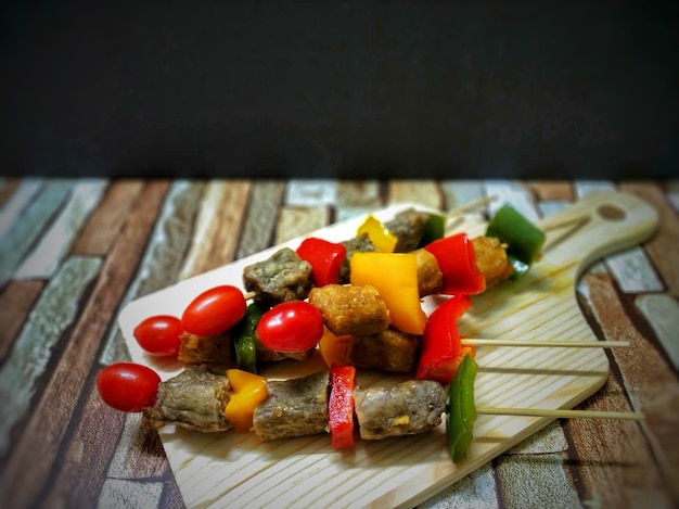 Foto vista de alto ângulo de frutas picadas na mesa