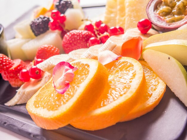 Foto vista de alto ângulo de frutas servidas em prato