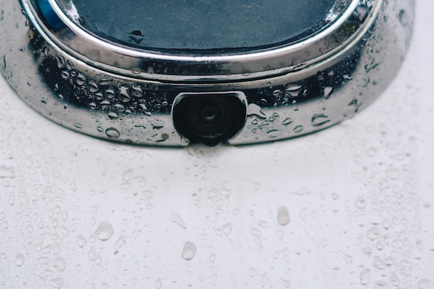 Foto vista de alto ângulo de gotas de água em metal