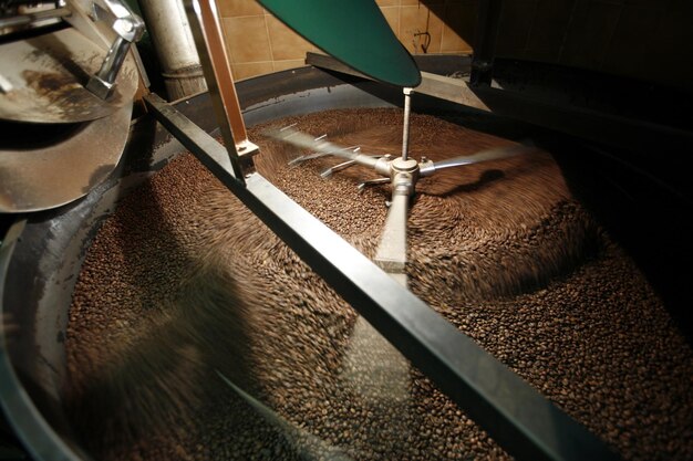 Foto vista de alto ângulo de grãos de café em chaleira industrial