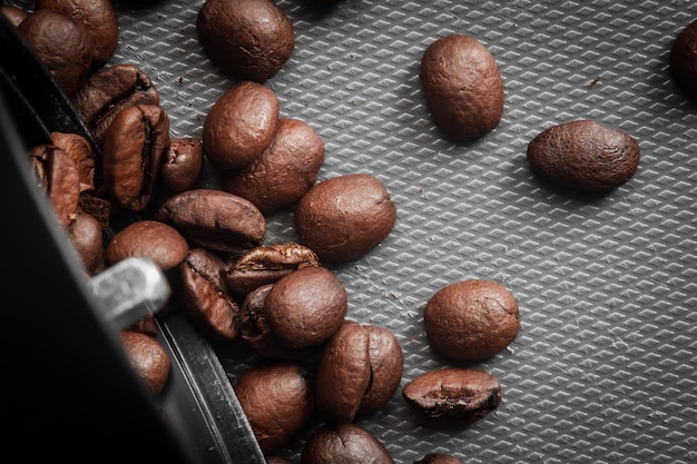 Foto vista de alto ângulo de grãos de café na mesa