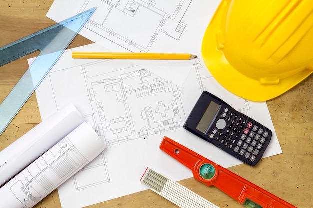 Vista de alto ângulo de hardhat por calculadora em projetos