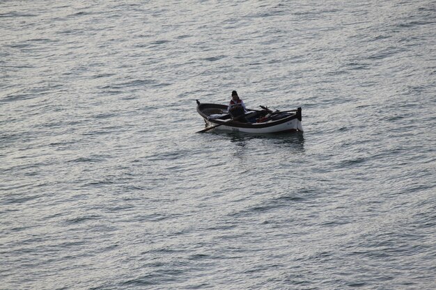 Foto vista de alto ângulo de homem maduro navegando no mar