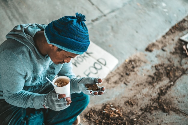 Vista de alto ângulo de homem segurando café