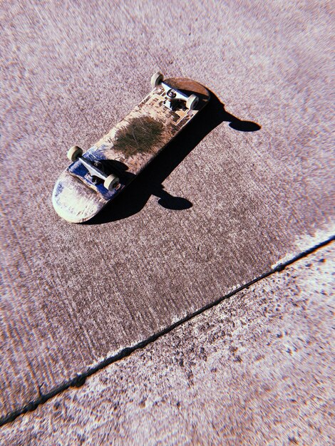 Foto vista de alto ângulo de homem skateboarding na rua