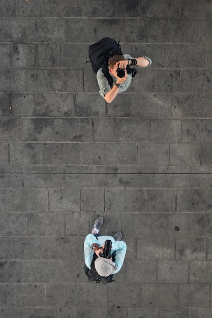 Foto vista de alto ângulo de homens fotografando ao ar livre