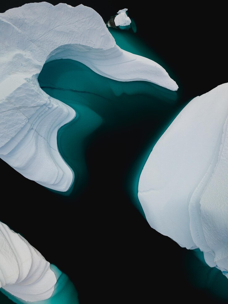 Foto vista de alto ângulo de icebergs no mar