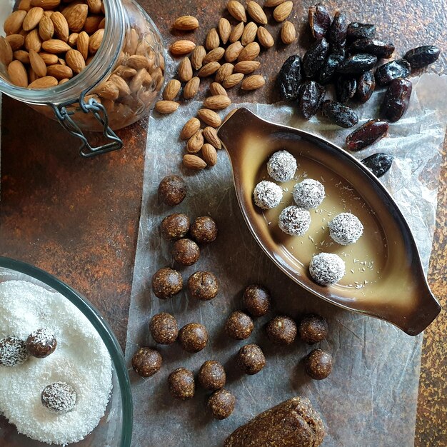 Vista de alto ângulo de ingredientes para fazer bolas de proteína saudáveis