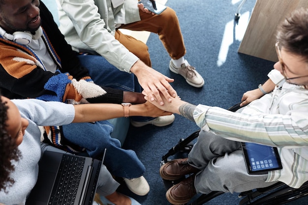 Vista de alto ângulo de jovens colegas trabalhando em equipe no escritório durante a reunião