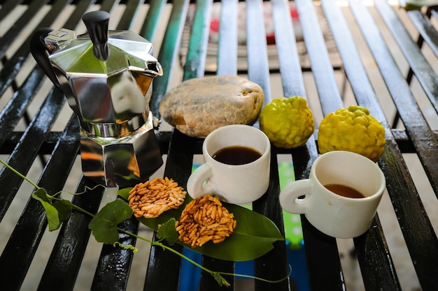 Foto vista de alto ângulo de lanche tailandês e café na mesa