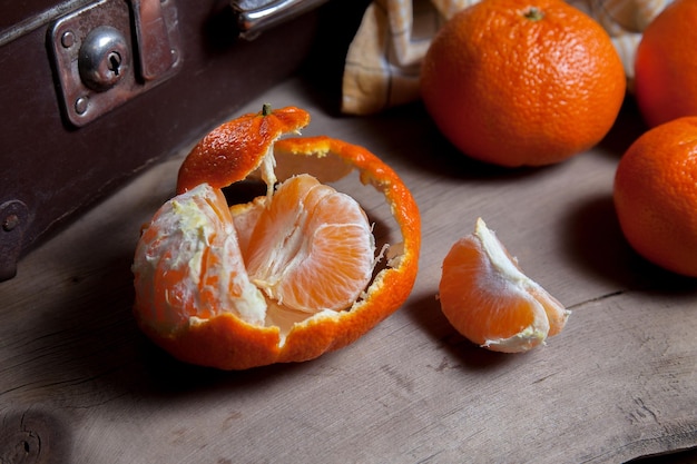 Foto vista de alto ângulo de laranja na mesa