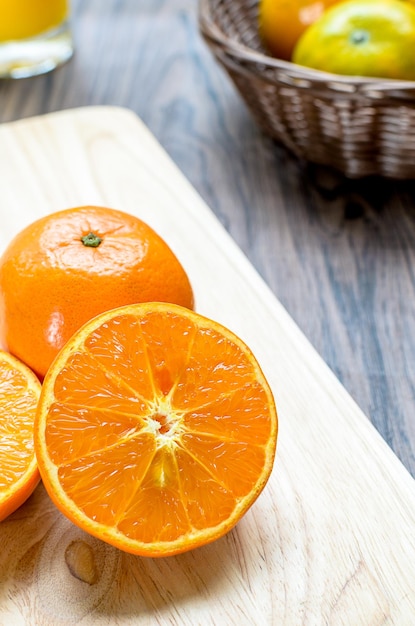 Foto vista de alto ângulo de laranja na mesa