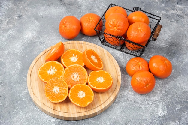 Foto vista de alto ângulo de laranjas na mesa