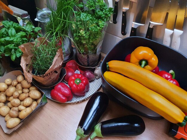 Foto vista de alto ângulo de legumes na mesa