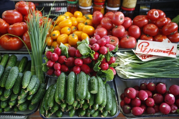 Vista de alto ângulo de legumes para venda na barraca do mercado