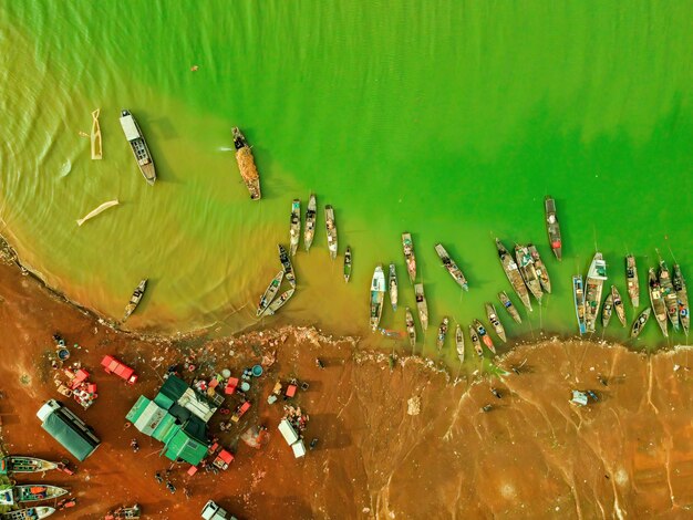 Foto vista de alto ângulo de lixo no mar