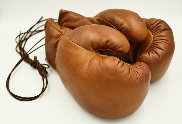 Foto vista de alto ângulo de luvas de boxe em fundo branco