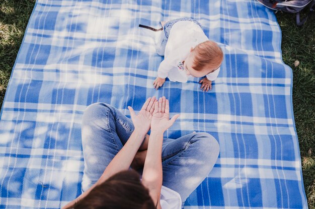 Foto vista de alto ângulo de mãe brincando com filha no parque