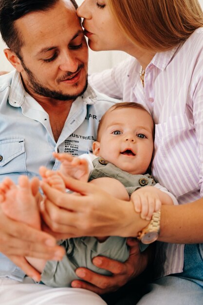 Foto vista de alto ângulo de mãe e filha em casa