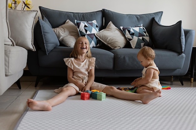 Vista de alto ângulo de mãe e filha sentadas no sofá em casa