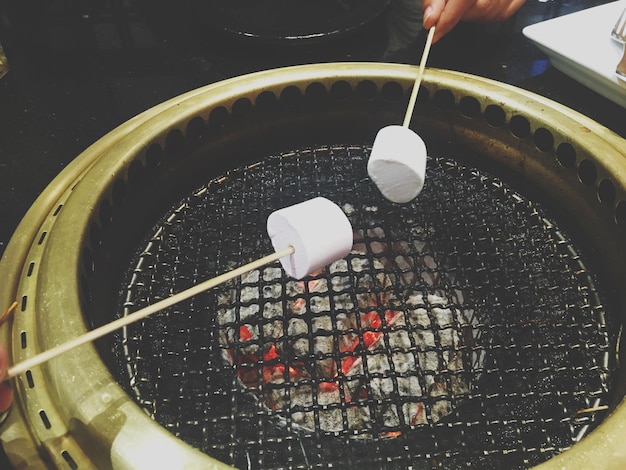 Foto vista de alto ângulo de marshmallows sobre a grelha de churrasco