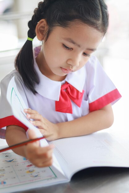 Foto vista de alto ângulo de menina estudando na mesa