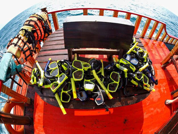 Foto vista de alto ângulo de mergulho em barco navegando no mar