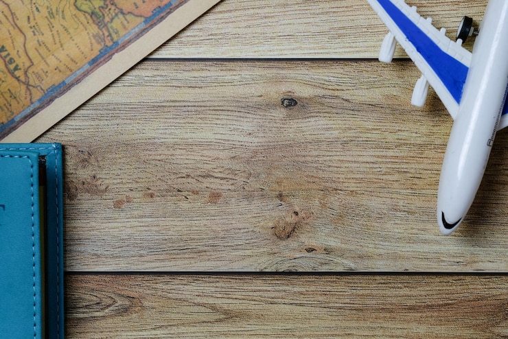 Foto vista de alto ângulo de modelo de avião e livro por mapa na mesa