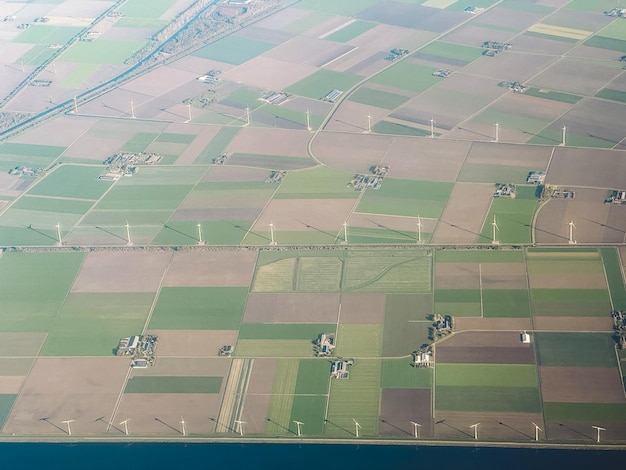 Foto vista de alto ângulo de moinhos de vento em paisagens agrícolas