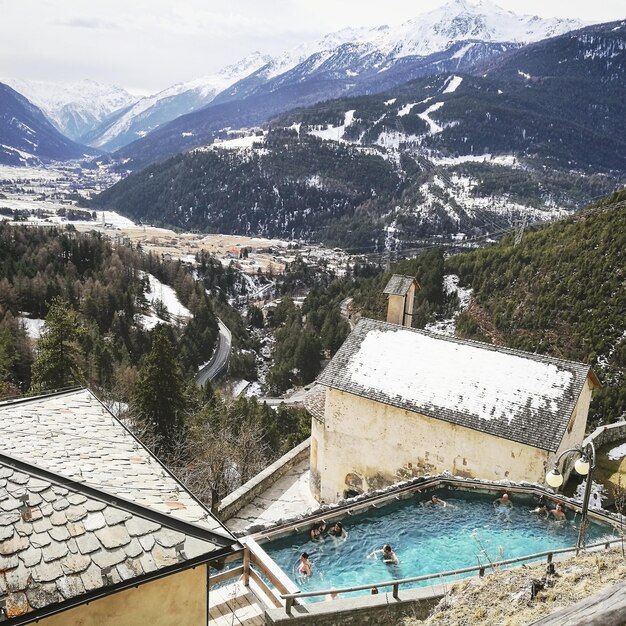 Foto vista de alto ângulo de montanha coberta de neve