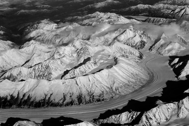 Foto vista de alto ângulo de montanhas cobertas de neve