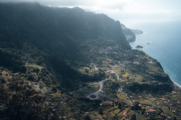 Vista de alto ângulo de montanhas rochosas