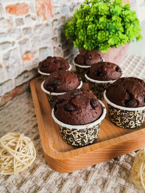 Vista de alto ângulo de muffins na mesa