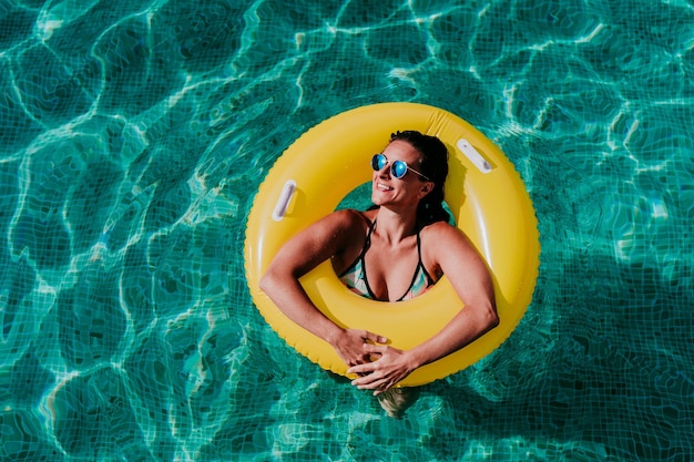 Foto vista de alto ângulo de mulher gesticulando enquanto nada na piscina