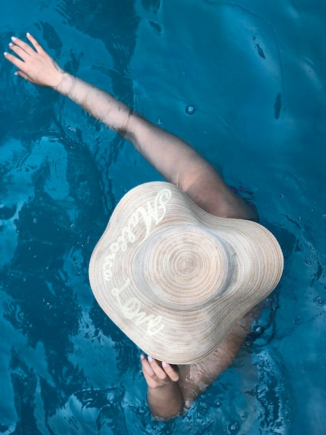 Foto vista de alto ângulo de mulher nadando na piscina