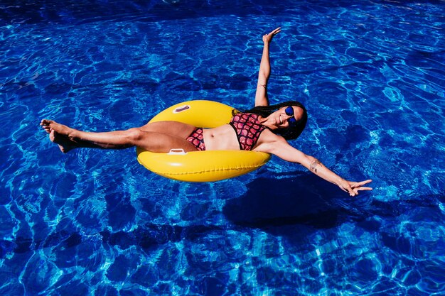 Foto vista de alto ângulo de mulher nadando na piscina