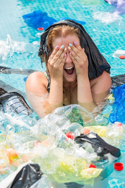 Foto vista de alto ângulo de mulher nadando na piscina