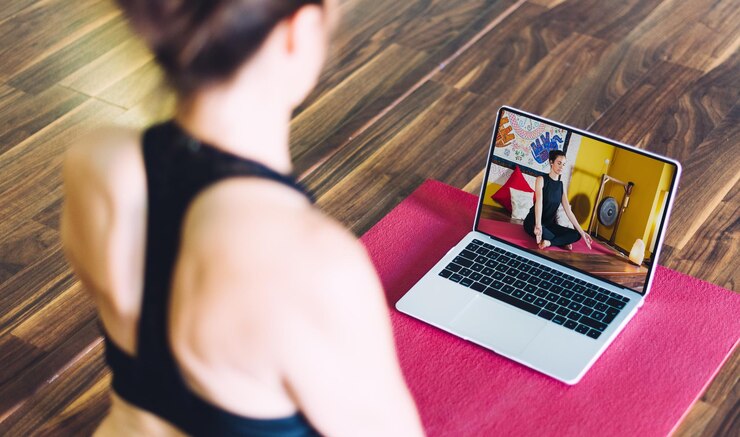Foto vista de alto ângulo de mulher usando laptop na mesa