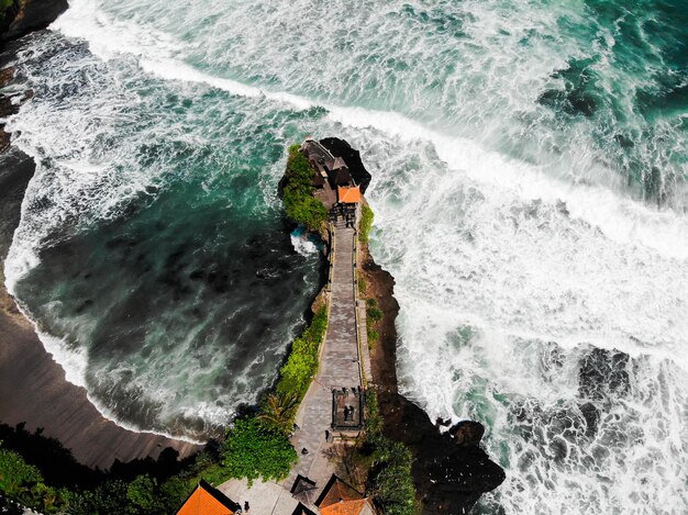 Foto vista de alto ângulo de ondas espalhando-se sobre rochas