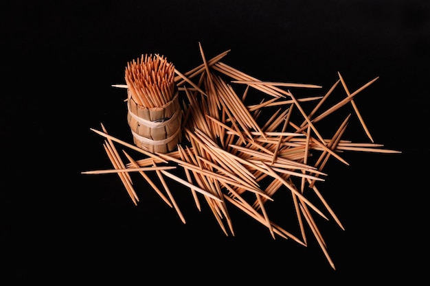 Foto vista de alto ângulo de palitos de dente em fundo preto