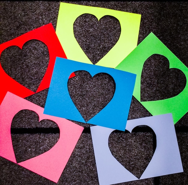 Foto vista de alto ângulo de papéis coloridos em forma de coração