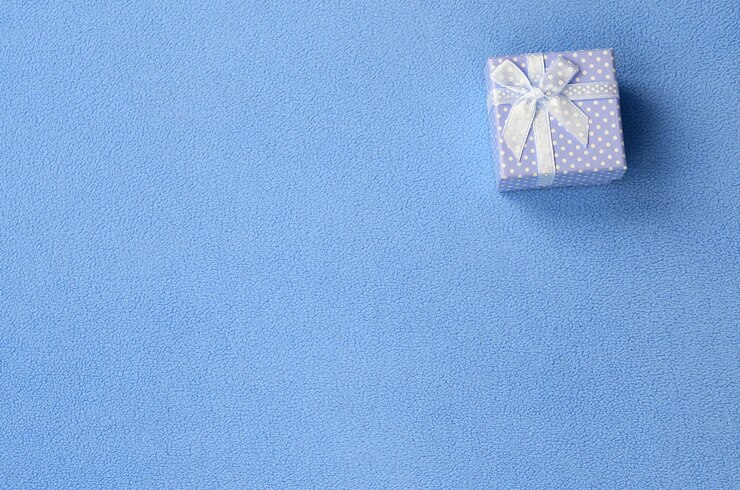 Foto vista de alto ângulo de papel azul em fundo branco